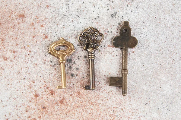 Három Vintage Keys Beton Alapon Hely Szöveg Másolása — Stock Fotó