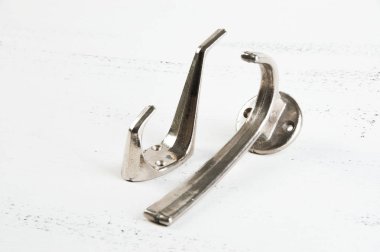 İki vintage metal askıları üzerinde eski püskü Beyaz ahşap arka plan için kanca oluşturur. Metin için yer kopyalayın.