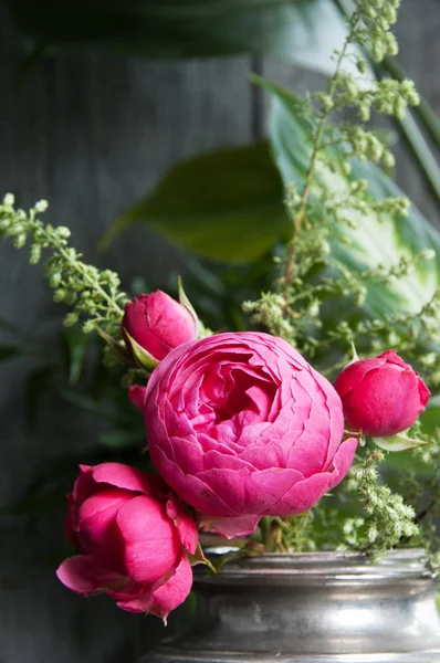 Рожеві Троянди Старій Срібній Вазі Зелені Рослини Закріплені Дерев Яному — стокове фото