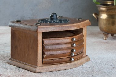 Vintage cork bardak beton zemin üzerine mezarda. Metin için yer kopyalayın.