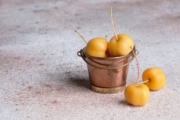 Gele Paradijs Appels Een Vintage Koperen Emmer Concrete Achtergrond Ruimte — Stockfoto