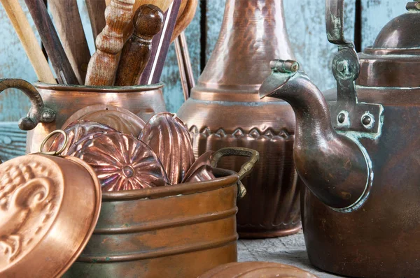 Vintage bakır mutfak eşyaları ahşap mavi arka plan üzerinde. Metin için gıda fotoğraf ve kopya yer'den aksesuarlar