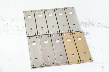 Vintage metal anahtar ve sapı delik üzerinde eski püskü Beyaz ahşap arka plan kapağı. Metin için yer kopyalayın.