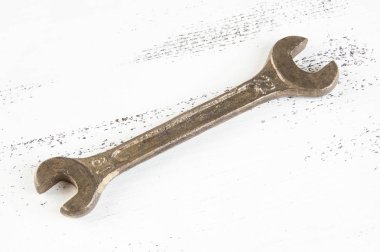 Eski püskü Beyaz ahşap arka plan Vintage bronz anahtarı. Metin için yer kopyalayın.