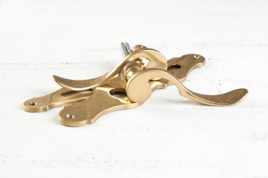 Vintage Bronz kapı üzerinde eski püskü Beyaz ahşap arka plan işleme. Metin için yer kopyalayın.