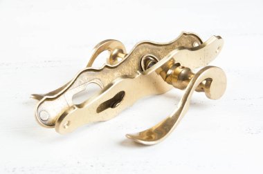 Vintage Bronz kapı üzerinde eski püskü Beyaz ahşap arka plan işleme. Metin için yer kopyalayın.