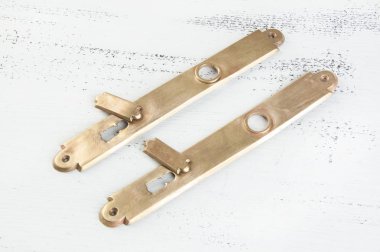 Antika pirinç anahtarı ve sapı delik üzerinde eski püskü Beyaz ahşap arka plan kapağı. Metin için yer kopyalayın.