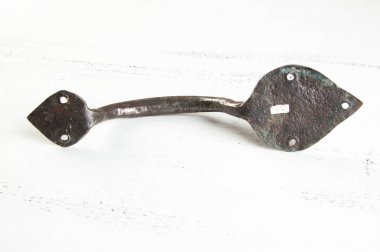 Eski büyük demir kapı kolları eski püskü Beyaz ahşap zemin üzerinde. Metin için yer kopyalayın.