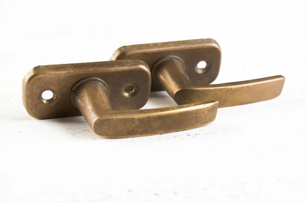 Vintage Maniglie Delle Finestre Bronzo Sfondo Legno Bianco Squallido Copia — Foto Stock