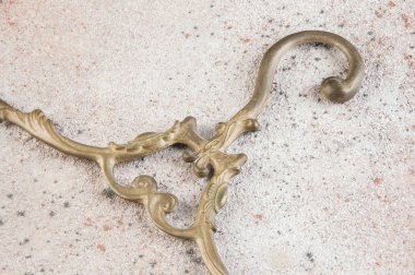 Antika pirinç elbise askısı beton zemin üzerine kapatın. Metin için yer kopyalayın.