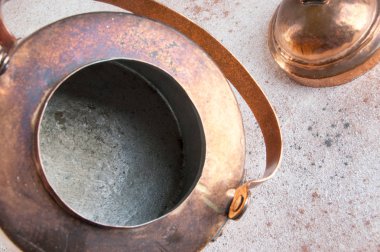 Vintage bakır çaydanlık beton zemin üzerine. Metin için yer kopyalayın.