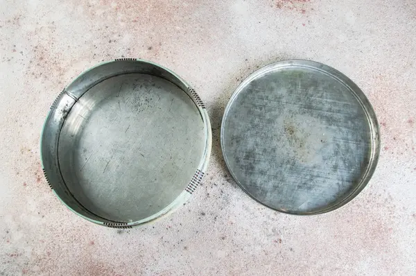 Açık eski vintage mavi yuvarlak teneke kutu beton zemin üzerine. Metin için yer kopyalayın.