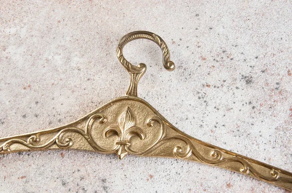 Vintage Cabide Roupas Bronze Fleur Lis Close Sobre Fundo Concreto — Fotografia de Stock