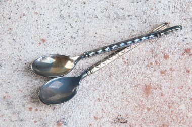 İki kahve kaşığı beton zemin üzerine metal. Metin için yer kopyalayın.