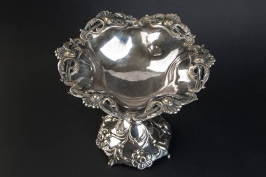 Merkezi yürüyerek siyah yuvarlak kase kabartma standı