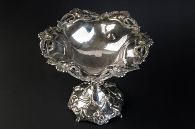 Merkezi yürüyerek siyah yuvarlak kase kabartma standı