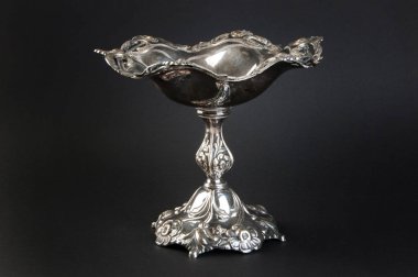 Merkezi yürüyerek siyah yuvarlak kase kabartma standı