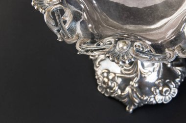 Kase kabartma standı orta ayak ile yakın çekim siyah