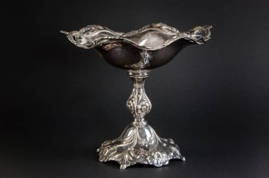 Merkezi yürüyerek siyah yuvarlak kase kabartma standı