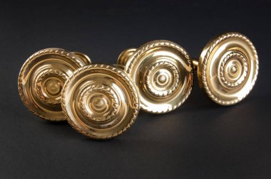 Antika pirinç kapı kolları siyah arka plan üzerine. Metin için yer kopyalayın.