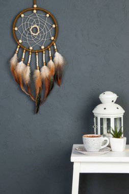 Zeytin Rüya yakalayıcı, beyaz başucundaki, Şamdan ve kahve yatak odası iç koyu gri arka plan dokulu. Yatak odası dekor.