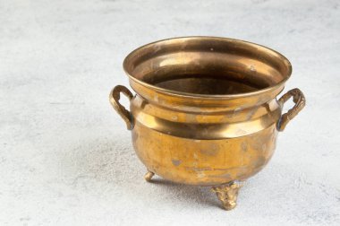 Antika pirinç saksıyı beton zemin üzerine. Metin için yer kopyalayın.