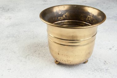 Antika pirinç saksıyı beton zemin üzerine. Metin için yer kopyalayın.