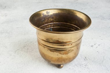 Antika pirinç saksıyı beton zemin üzerine. Metin için yer kopyalayın.