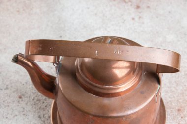 Vintage bakır çaydanlık beton zemin üzerine. Metin için yer kopyalayın.