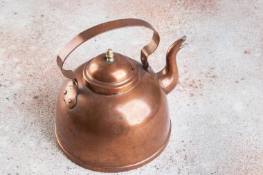 Vintage bakır çaydanlık beton zemin üzerine. Metin için yer kopyalayın.