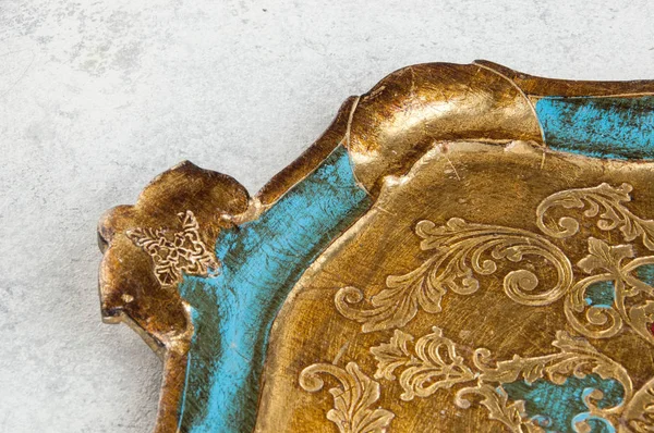 ถาดไม เทอร ควอยส ทองฟลอเรนซ โบราณบนพ นหล งคอนกร ดลอกพ าหร อความ — ภาพถ่ายสต็อก