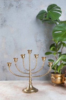 Vntage pirinç Pyres beton zemin üzerine yedi mumlar için. Metin için yer kopyalayın.