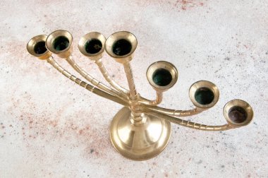 Vntage pirinç Pyres yedi mumlar için en iyi görünümü beton zemin üzerine. Metin için yer kopyalayın.