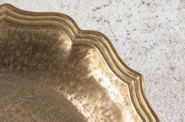 Antika pirinç levha beton zemin üzerine. Metin için yer kopyalayın.