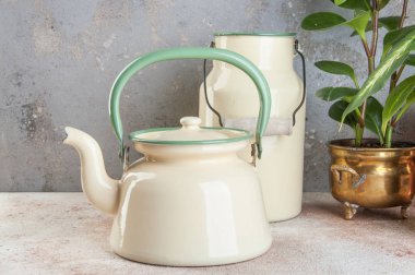 Vintage Emaye Çaydanlık ve beton zemin üzerine olabilir. Metin için yer kopyalayın.