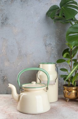 Vintage Emaye Çaydanlık ve beton zemin üzerine olabilir. Metin için yer kopyalayın.