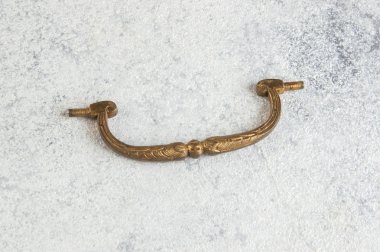 Vintage Bronz kapı hendle beton zemin üzerine. Metin için yer kopyalayın.