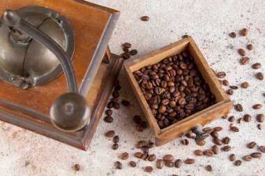 Eski ahşap kahve öğütücü beton zemin üzerine kapatın. Metin için yer kopyalayın.