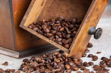 Eski ahşap kahve öğütücü beton zemin üzerine kapatın. Metin için yer kopyalayın.