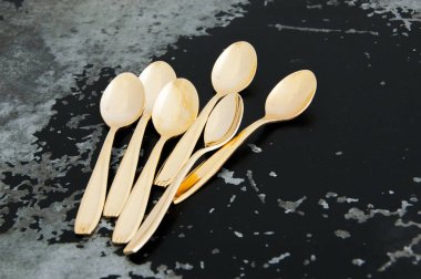 Vintage Altın kahve kaşığı siyah arka plan üzerine. Metin için yer kopyalayın.