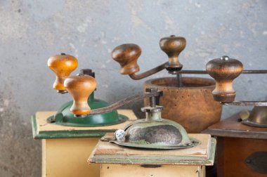 Eski kahve değirmenleri beton zemin üzerine kapatın. Metin için yer kopyalayın.