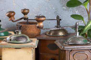 Eski kahve değirmenleri beton zemin üzerine kapatın. Metin için yer kopyalayın.