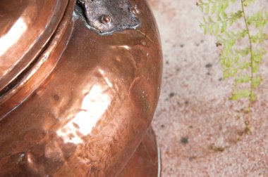 Antika bakır süt kapak ile beton zemin üzerine kapatabilir. Metin için yer kopyalayın.