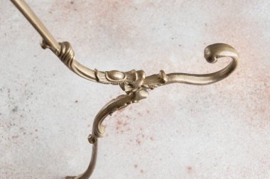 Antika pirinç elbise askısı yakın çekim