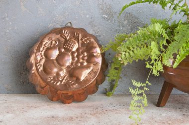 Vintage bakır kalıp beton zemin üzerine.