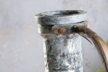 Vintage metal vazo bir beton zemin üzerine kapatın. Metin için yer kopyalayın