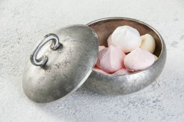 Vintage şeker kutusu beton zemin üzerine. 