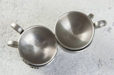 Vintage kalaylı kahve bardağı beton zemin üzerine. 