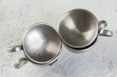 Vintage kalaylı kahve bardağı beton zemin üzerine. 