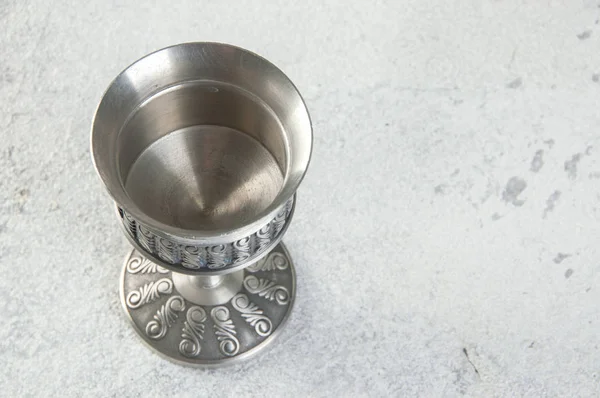 Vintage goblet pewter no fundo de concreto . — Fotografia de Stock